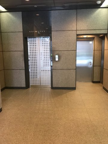渋谷区神宮前６丁目の事務所のエントランス