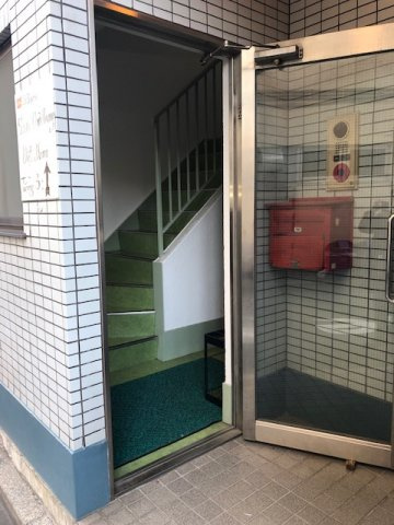 きすなビルのエントランス