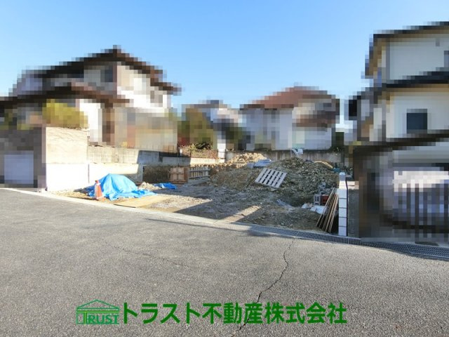 神戸市西区美賀多台4丁目5期1号棟　新築一戸建の前面道路含む現地写真