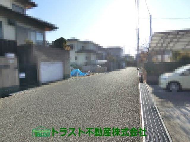 神戸市西区美賀多台4丁目5期1号棟　新築一戸建の前面道路含む現地写真