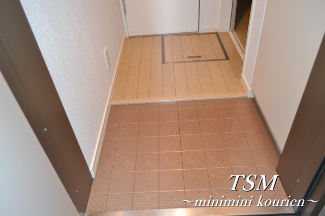 レジデンス　シェーネルの玄関
