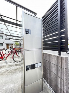 【その他共用部分】 | 共用エントランスには宅配BOXがあるので荷物の受け取りもスムーズに♪再配達の手間がかからないのが魅力♪

