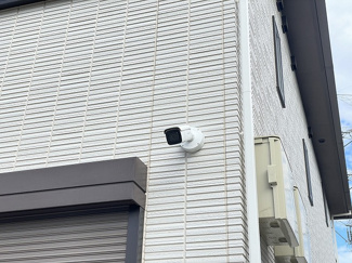 【エントランス】 | 共用部にある防犯カメラです！夜遅くに帰宅する時も、お出かけ時でも安心ですね♪