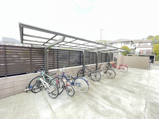 【その他共用部分】 | 屋根付きの駐輪場があるので雨が降っても安心です☆自転車はちょっとした移動手段に便利ですよね！