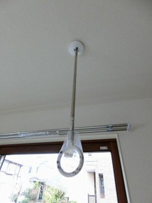 【展望】 | オーチャードC | ※参考写真※洋室6.4帖のお部屋にある室内物干しです！雨の日やお出掛け時の室内干しにとても便利☆花粉や梅雨の時期に重宝しますね♪