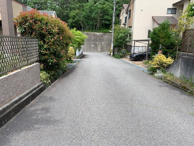 神戸市北区西山２丁目　中古戸建の前面道路含む現地写真