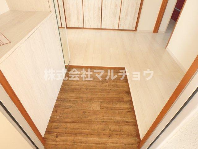 メゾングランブルーの玄関|明るい玄関です