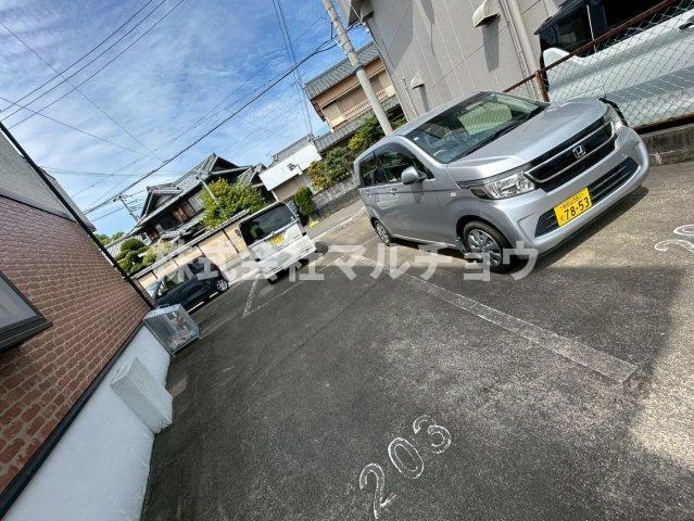 マンションＴＡＫＵＭＩの駐車場|駐車場があるので、車を買う予定の方も安心です