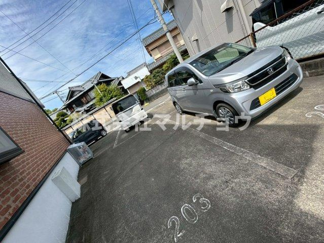 マンションＴＡＫＵＭＩの駐車場|駐車場があるので、車を買う予定の方も安心です