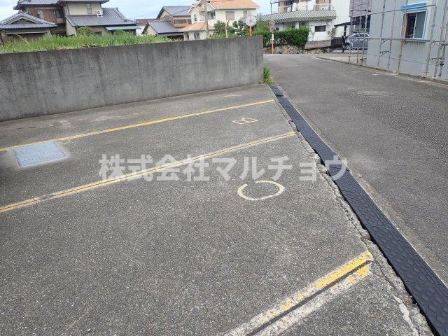 メゾン南紀の台の駐車場|車をお持ちの方に嬉しい駐車場付きの物件です