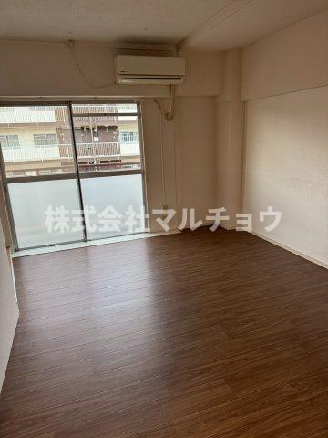 ヴィラナリー田辺の洋室|明るい洋室です