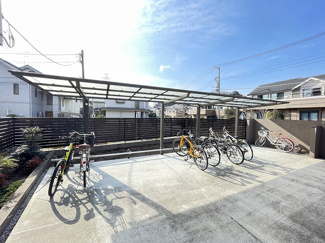 【その他共用部分】 | 屋根付きの駐輪場で雨が降っても大切な自転車が濡れなくてすみますね♪荷物が重いときに自転車があれば助かりますね！