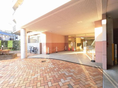 【エントランス】 | パティオ金沢南 | エントランスです。
日勤管理なのできれいに保たれております。
