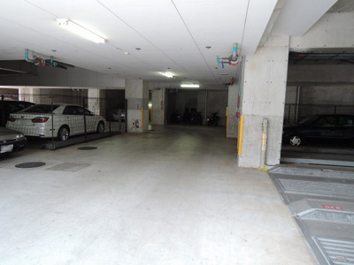 【駐車場】 | パティオ金沢南 | 雨の日は濡れなくて安心、室内駐車場です。