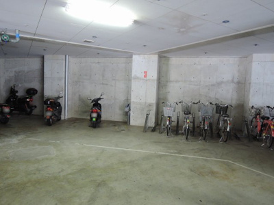 【その他共用部分】 | パティオ金沢南 | 室内駐輪場とバイク置き場。