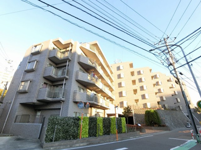 【外観】 | パティオ金沢南 | 京浜急行本線「金沢八景」駅　徒歩18分。
京浜逗子線「六浦」駅　徒歩15分。