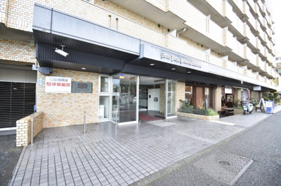 【エントランス】 | ライオンズプラザ山下公園 | マンションのエントランスです。
日勤管理なのできれいに保たれております。