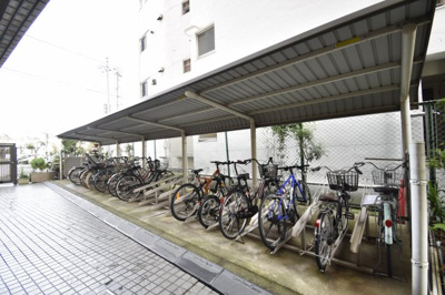 【その他共用部分】 | ライオンズプラザ山下公園 | 駐輪場です。
屋根がついているので雨が降っても安心です。