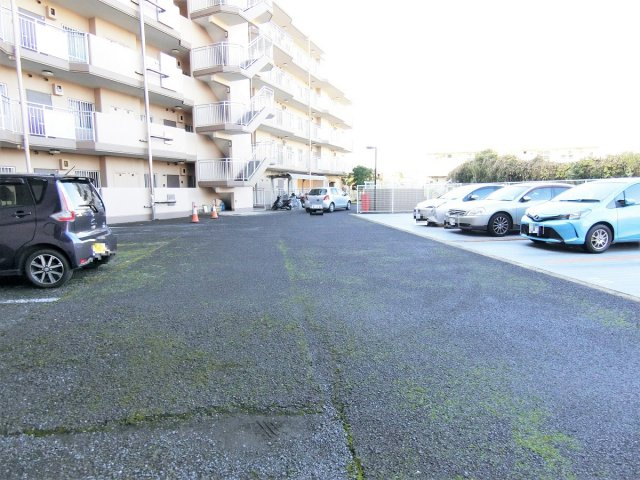 コスモ東金の駐車場