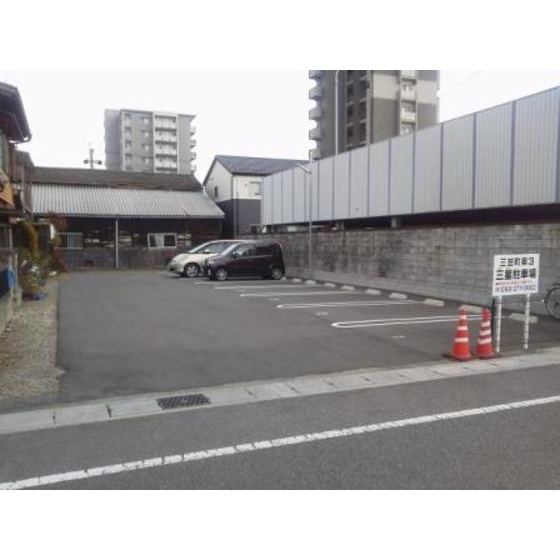 岐阜市加納三笠町２丁目の駐車場の外観