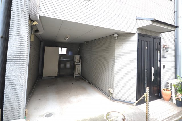 堺市堺区住吉橋町　一戸建の駐車場|ハイルーフ車対応のビルトインガレージ