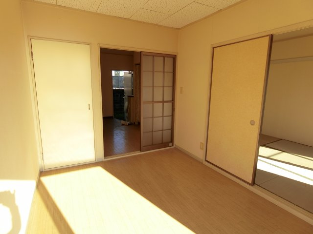 桜ハイツの洋室