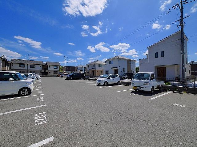 コスモス結崎　Ａの駐車場|車をお持ちの方に嬉しい駐車場付きの物件です