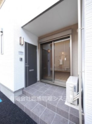 グラシア Cのエントランス|ゆとりのあるエントランスです