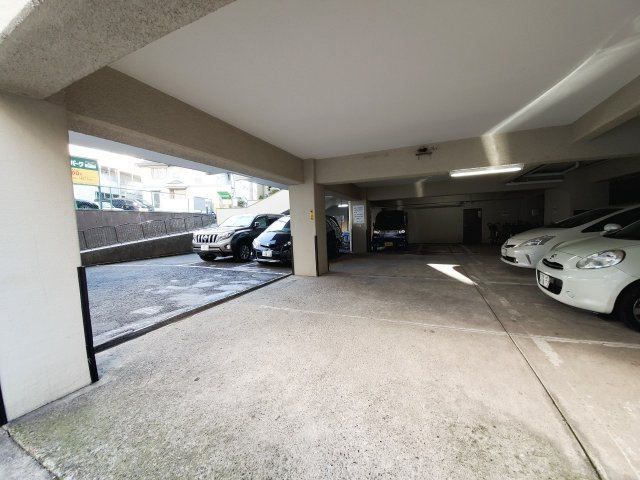 ニュー目白マンションの駐車場|ニュー目白マンション