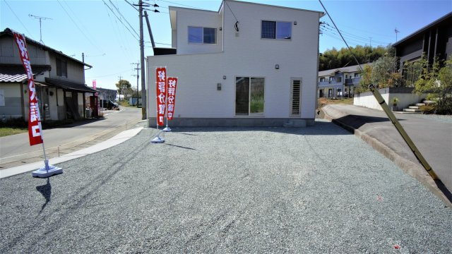 八女郡広川町大字久泉の新築一戸建の駐車場|4台駐車できる広さです。