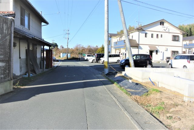 八女郡広川町大字久泉の新築一戸建の前面道路含む現地写真