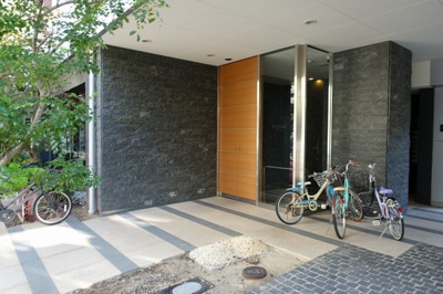 【エントランス】 | サンクタス南森町 | 外観はレンガ調のタイルによりシックな落ち着きと温かみを演出！ 