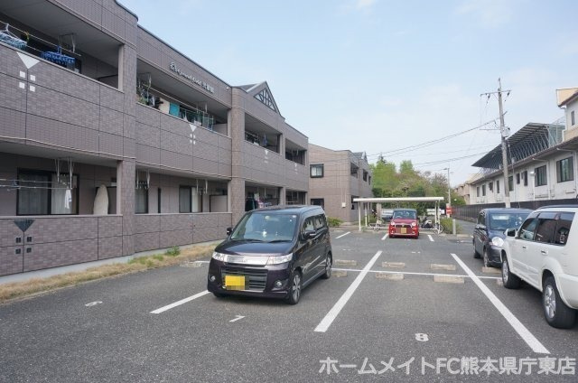 熊本市東区月出４丁目のアパートの駐車場