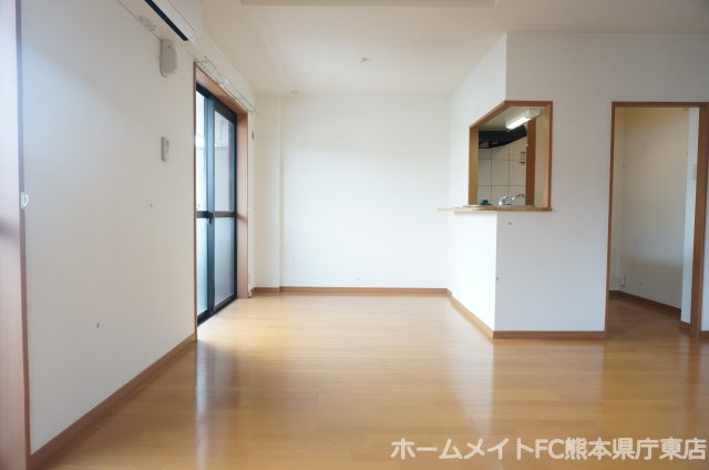 熊本市東区月出４丁目のアパートの居間・リビング