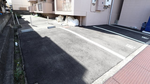 西本マンションの駐車場