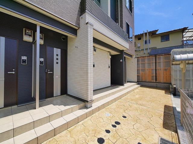 ヴェルシャトウ東生駒のエントランス|開放的なエントランス