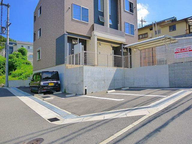 ヴェルシャトウ東生駒の駐車場|車をお持ちの方に嬉しい駐車場付きの物件です