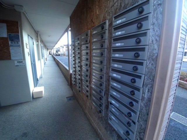 宇治市小倉町春日森の賃貸マンションのエントランス