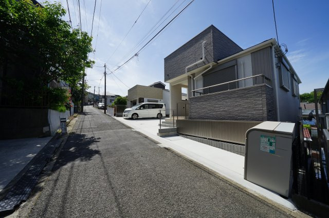 保土ヶ谷区鎌谷町全2棟　新築戸建ての前面道路含む現地写真