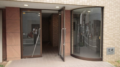 【エントランス】 | comodo Amaji | 清潔なエントランスです