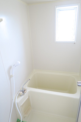 【浴室】 | ハイツメルティ | 窓があります