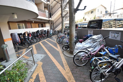 【その他共用部分】 | 【広々としたルーフテラス（43.05平米）付き♪】インペリアル千里丘 | きれいに整備された自転車置き場です。