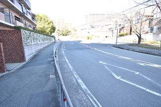 【周辺】 | 見通しの良い全面道路です。