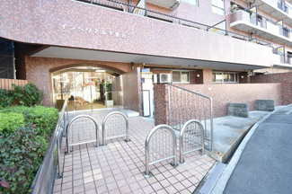 【エントランス】 | 物件資料を、メールやご郵送にてお届けすることが可能です。また、お客さまのご不明な点がありましたら、お気軽に弊社スタッフまでお聞きくださいませ。
