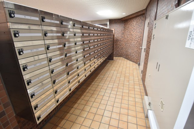 【その他共用部分】 | 【広々としたルーフテラス（43.05平米）付き♪】インペリアル千里丘 | 集合ポストです。