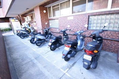 【その他共用部分】 | 【広々としたルーフテラス（43.05平米）付き♪】インペリアル千里丘 | バイク置き場です。