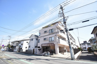 【外観】 | 3階南西角部屋のため日当たり良好！廊下側も人通りが少なくプライバシーを保てます。
快適に暮らせるエアコン3台設置。