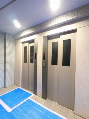 【その他共用部分】 | フェアロージュ・ガーデンズ川崎 | お買い物時やベビーカーの出し入れに便利なエレベーター付。
混雑時にも便利なエレベーター2基付です。