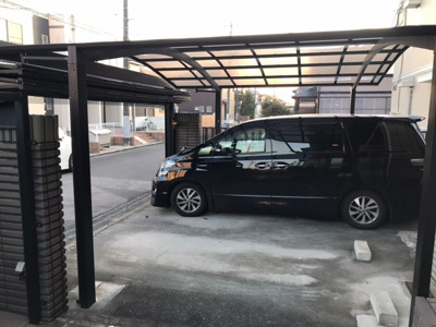 【駐車場】 | 守谷市薬師台　中古注文住宅　木を贅沢に使ったお家　外壁塗装済 | 電動シャッター付き３台可車種によります