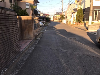 【前面道路含む現地写真】 | 守谷市薬師台　中古注文住宅　木を贅沢に使ったお家　外壁塗装済 | 前面道路６ｍゆったり駐車できます